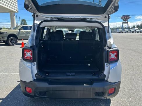 Used 2016 Jeep Renegade Latitude w/ Cold Weather Group FWD image 22