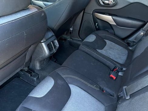 Used 2018 Jeep Cherokee Latitude FWD image 14