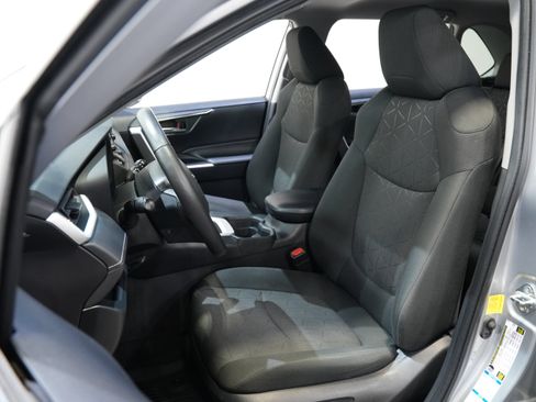 Used 2020 Toyota RAV4 XLE w/ XLE Grade Weather Package AWD/4WD image 27