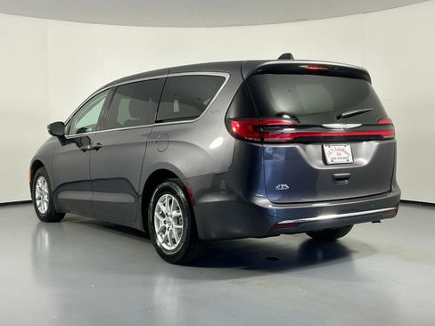 Used 2023 Chrysler Pacifica Touring-L FWD image 5