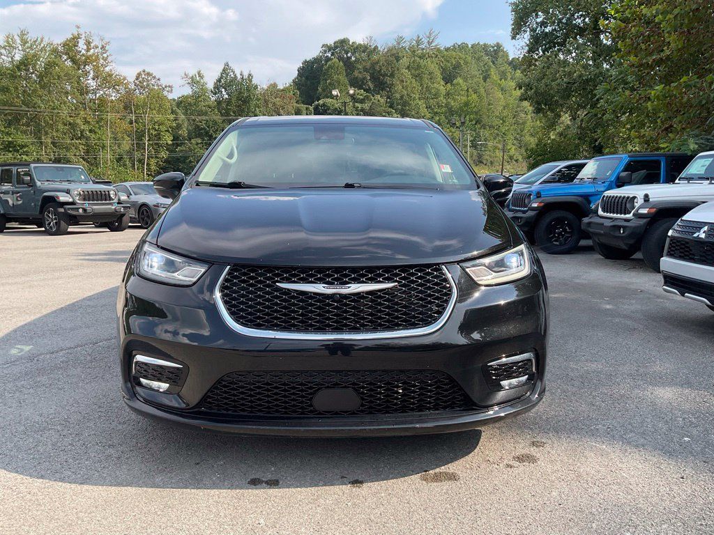 Used 2024 Chrysler Pacifica Touring-L FWD image 2