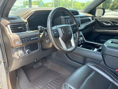 Used 2022 GMC Yukon XL Denali AWD/4WD image 9