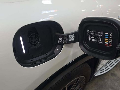 Used 2023 Mercedes-Benz EQS 580 4MATIC SUV w/ Pinnacle Trim Package image 30