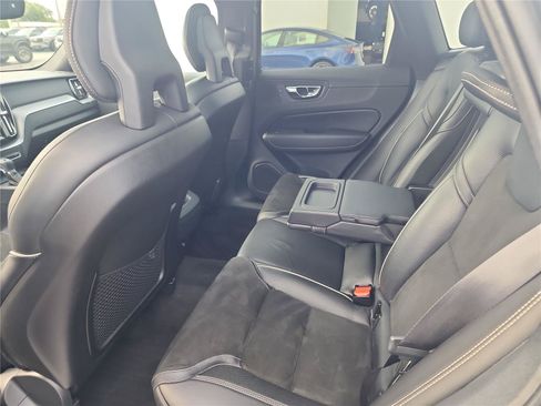 Used 2018 Volvo XC60 T5 R-Design w/ Convenience Package AWD/4WD image 17