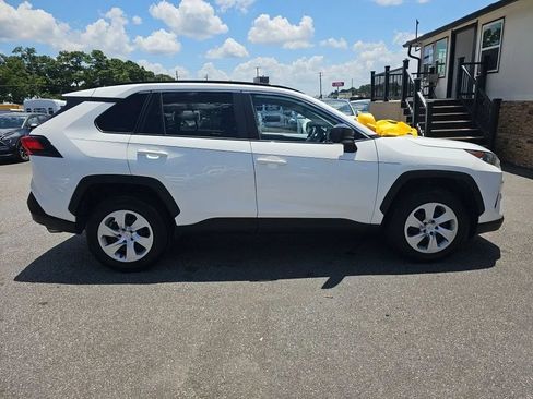 Used 2019 Toyota RAV4 LE FWD image 9