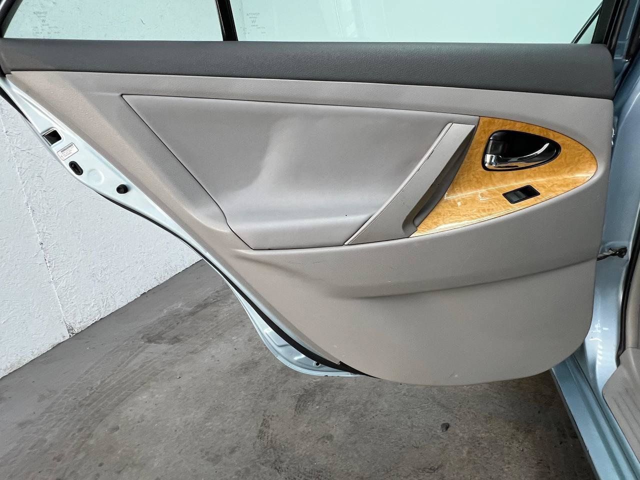 Used 2007 Toyota Camry XLE w/ Leather Pkg FWD image 9