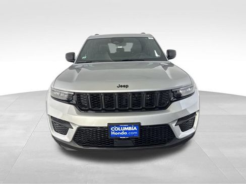 Used 2025 Jeep Grand Cherokee Altitude AWD/4WD image 2