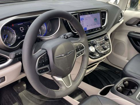 Used 2023 Chrysler Pacifica Touring-L AWD/4WD image 25