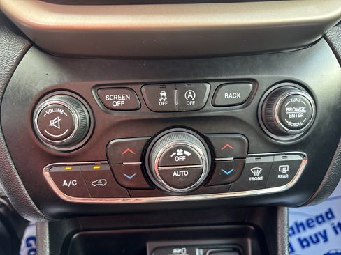 Used 2015 Jeep Cherokee Limited AWD/4WD image 18