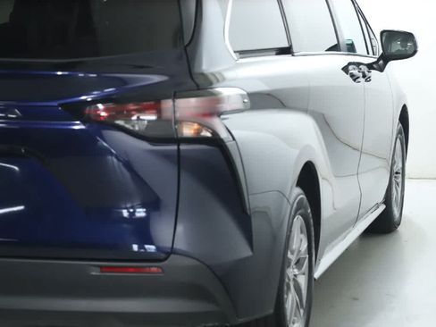 Used 2026 Toyota Sienna LE AWD/4WD image 43