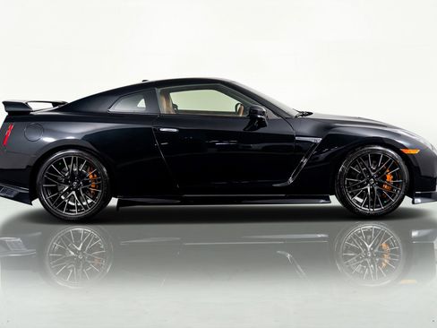 Used 2021 Nissan GT-R Premium image 5
