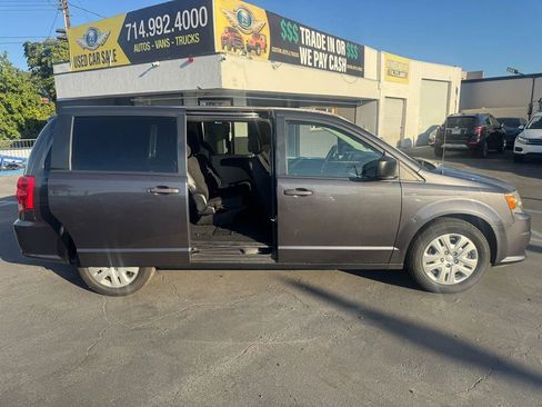 Used 2019 Dodge Grand Caravan SE image 2
