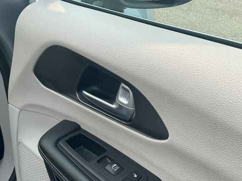Used 2024 Chrysler Pacifica Touring-L FWD image 31