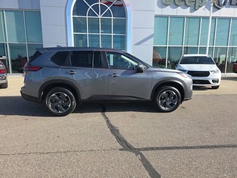 Used 2024 Nissan Rogue SV AWD/4WD image 4