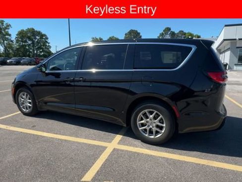 Used 2025 Chrysler Pacifica Select FWD image 6