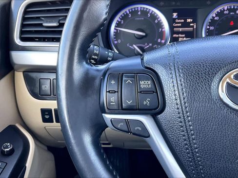 Used 2018 Toyota Highlander XLE image 23