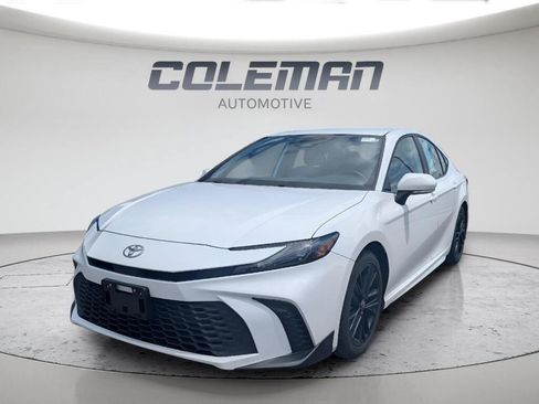 Used 2025 Toyota Camry SE FWD image 2