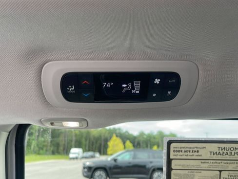 Used 2022 Chrysler Pacifica Limited FWD image 33