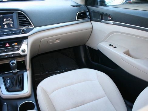 Used 2017 Hyundai Elantra SE image 18