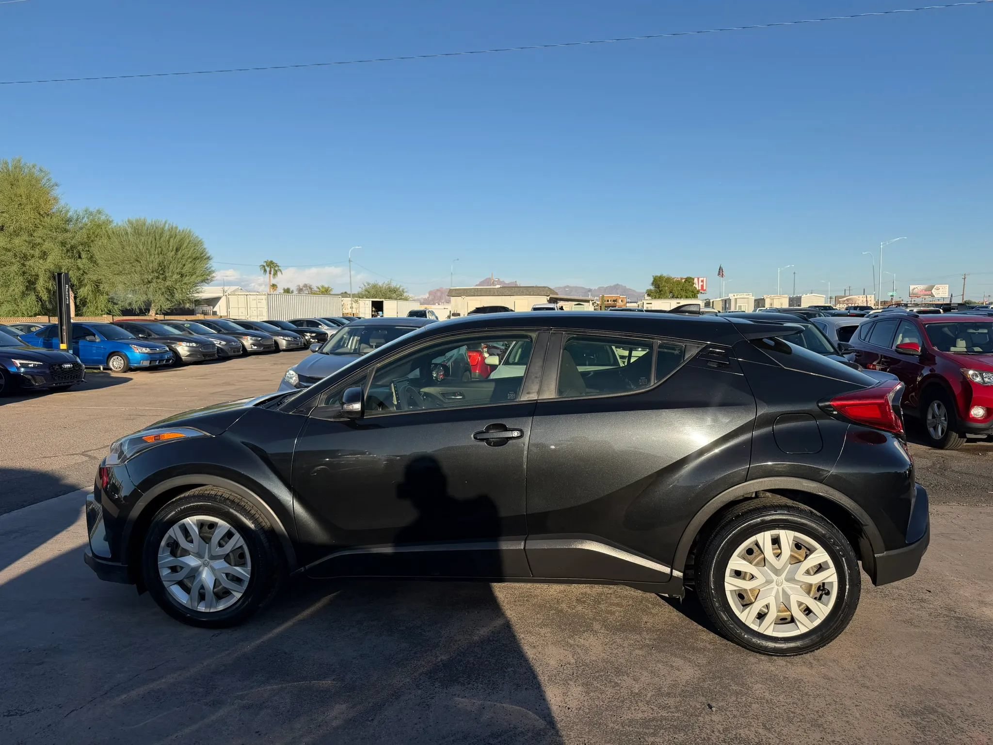 Used 2019 Toyota C-HR LE FWD image 4