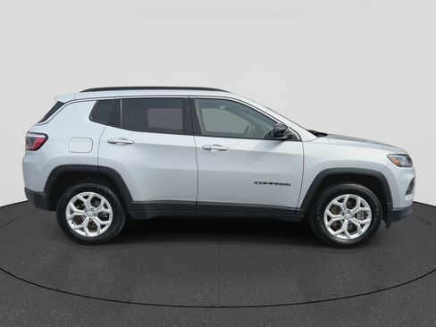 Used 2024 Jeep Compass Latitude image 9