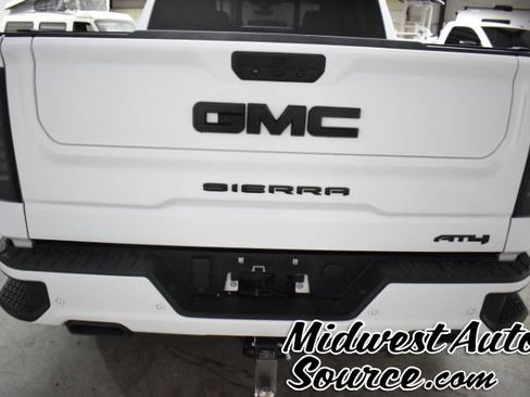 Used 2022 GMC Sierra 1500 AT4 w/ AT4 Premium Package AWD/4WD image 4