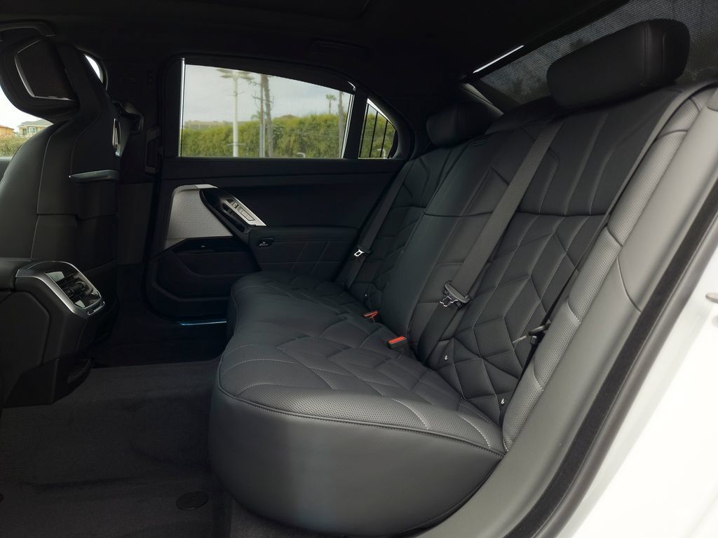 New 2026 BMW 750e xDrive AWD/4WD image 8