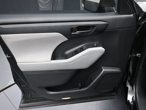Used 2023 Toyota Highlander LE FWD image 17