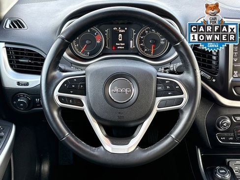 Used 2018 Jeep Cherokee Latitude Plus w/ Comfort/Convenience Group image 18