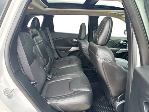 Used 2018 Jeep Cherokee Latitude Plus w/ Comfort/Convenience Group AWD/4WD image 29