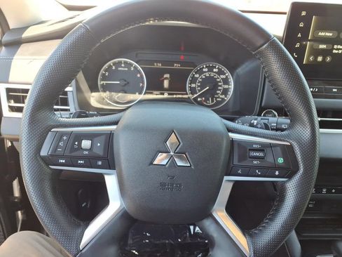 Used 2025 Mitsubishi Outlander SE FWD image 8