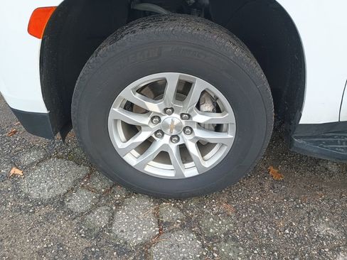 Used 2024 Chevrolet Suburban LT image 16