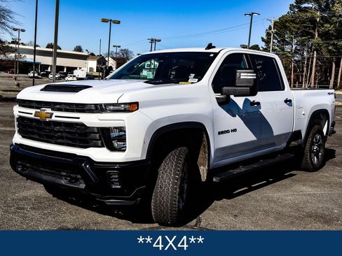 Used 2024 Chevrolet Silverado 2500 Custom image 3