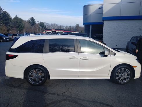 Used 2025 Honda Odyssey Touring image 2