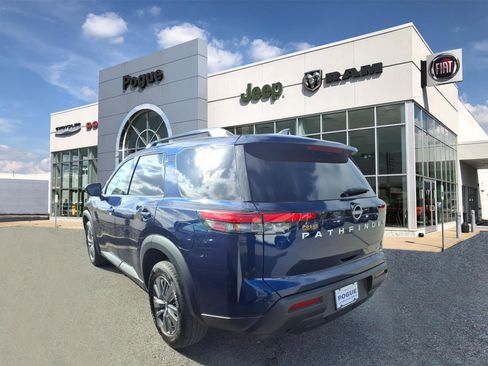 Used 2025 Nissan Pathfinder SV image 3