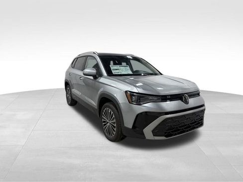 New 2026 Volkswagen Taos SE image 8