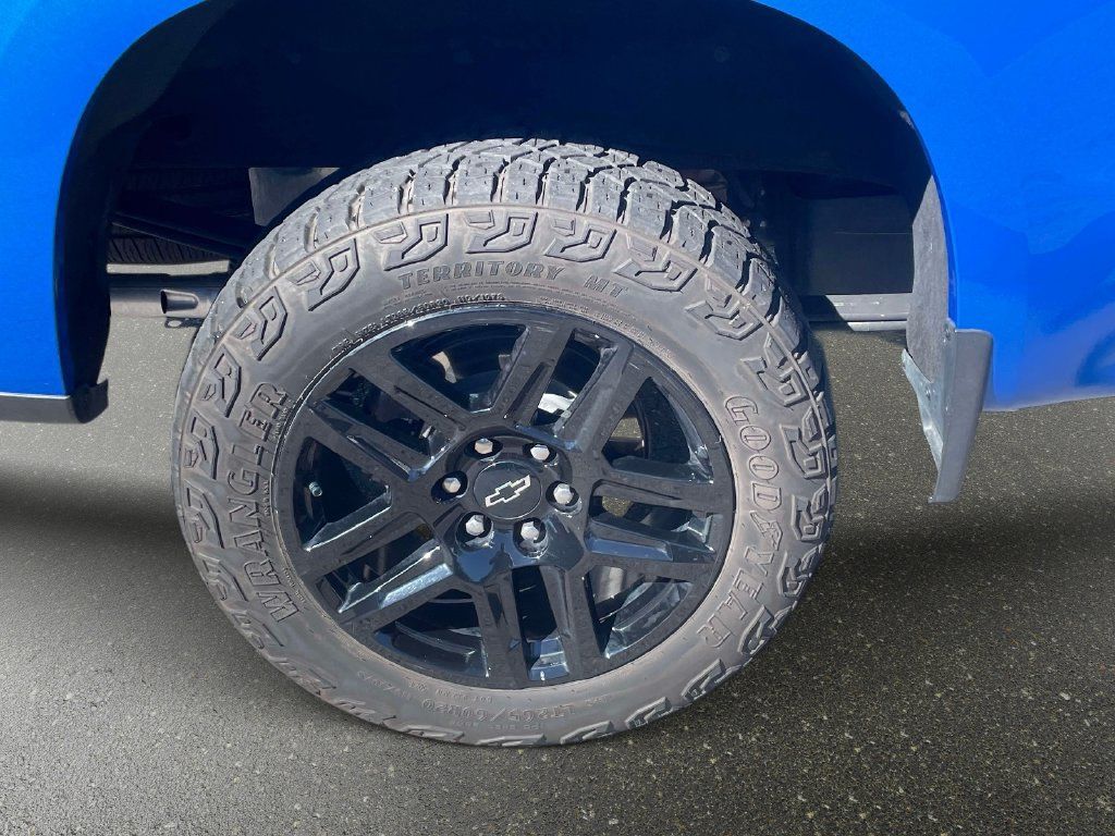 Used 2025 Chevrolet Silverado 1500 LT Trail Boss w/ Convenience Package II AWD/4WD image 7