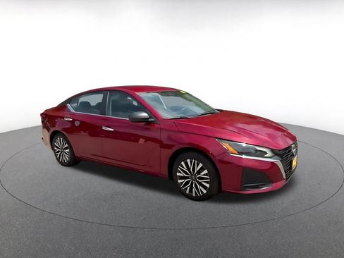 Used 2025 Nissan Altima 2.5 SV FWD image 2