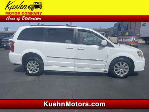 Used 2016 Chrysler Town & Country Touring image 1