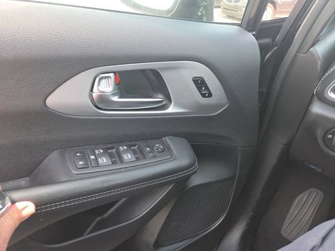 Used 2025 Chrysler Pacifica Limited FWD image 15