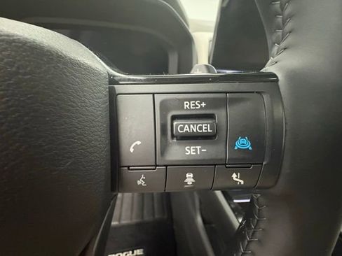 Used 2025 Nissan Rogue SL w/ Tech Package image 18