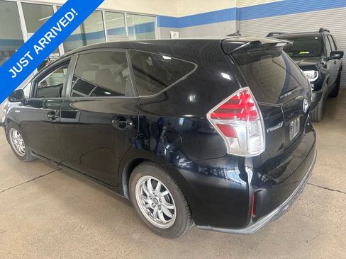 Used 2017 Toyota Prius V Four w/ Carpet Mat Package FWD image 4