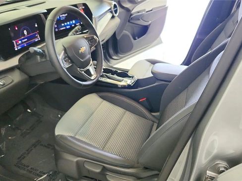 Used 2025 Chevrolet Trax LT w/ Sunroof Package FWD image 21
