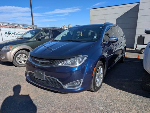 Used 2018 Chrysler Pacifica Limited image 9