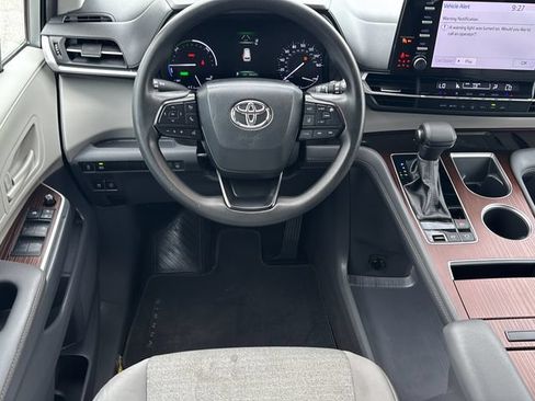 Used 2024 Toyota Sienna LE w/ LE Plus Package FWD image 16