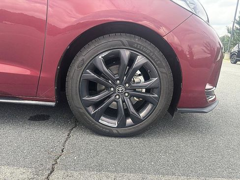 Used 2022 Toyota Sienna XSE FWD image 11