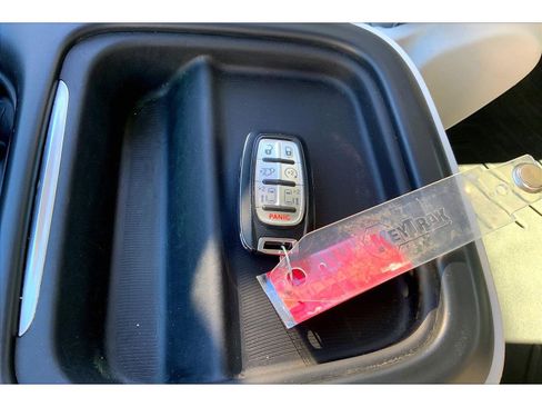 Used 2020 Chrysler Pacifica Touring-L image 11