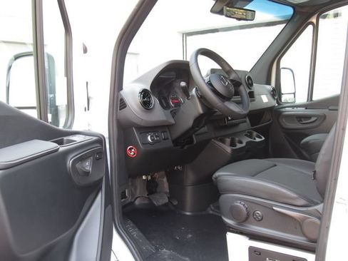 Used 2025 Mercedes-Benz Sprinter 2500 image 9