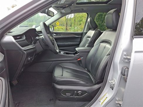 Used 2023 Jeep Grand Cherokee L Limited image 17