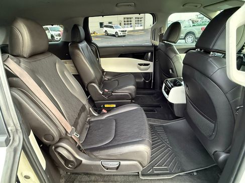 Used 2022 Kia Carnival EX FWD image 17